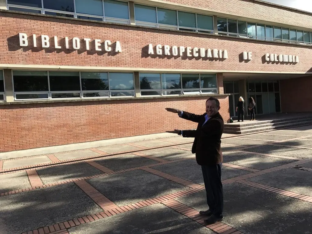 Person pointing at agricultural library entrance